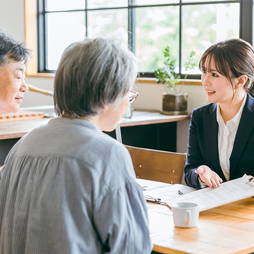 福知山市の家族葬・株式会社ゆらへ打ち合わせをする家族