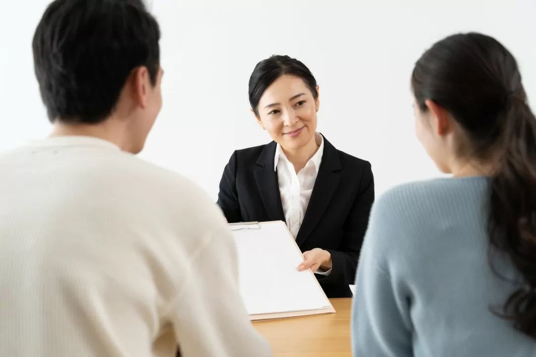 福知山市の家族葬・株式会社ゆらへ葬儀の打ち合わせをする家族